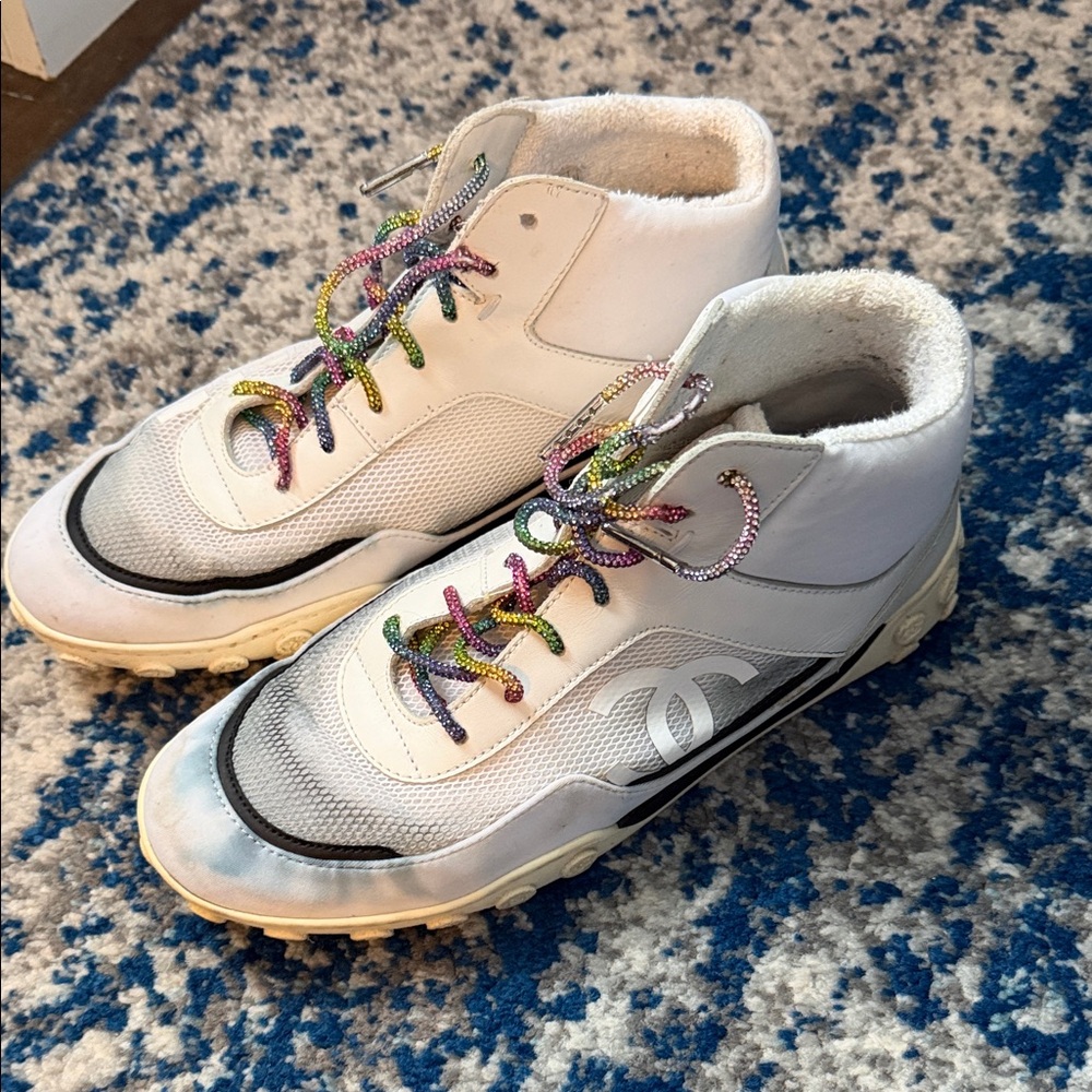 CHANEL White Sneakers with Multicolor Laces